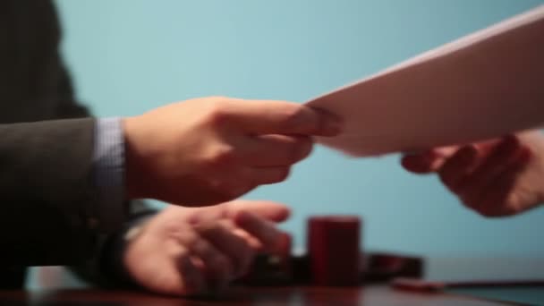 Přezkoumání smlouvy a handshake closeup — Stock video