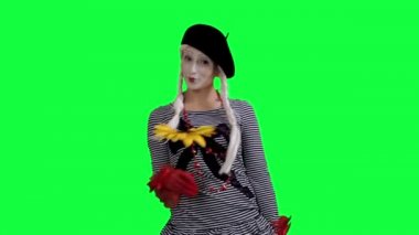MIME burnunu çekmek ve bir çiçek verir