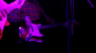 Kırmızı gitar closeup oynayan bir müzisyen