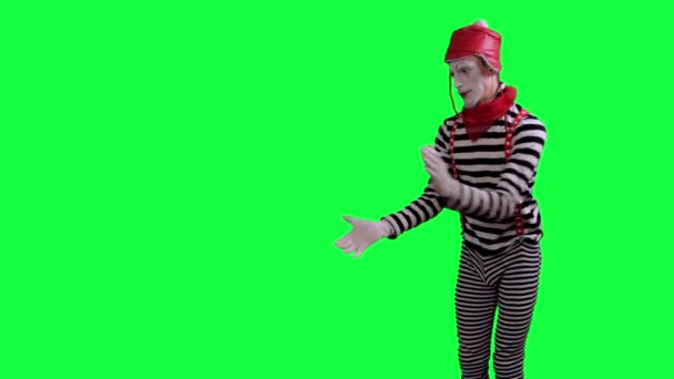 The mime pulls something on the rope — Stock Video
