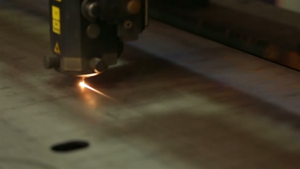 Nahaufnahme einer Lasermaschine — Stockvideo