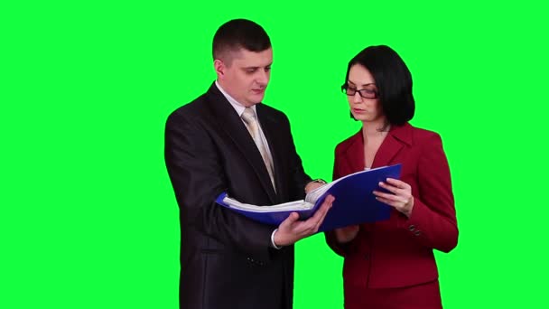 Les gens d'affaires lisant des documents chroma clé — Video