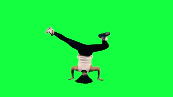 Tänzer vor grünem Hintergrund — Stockvideo