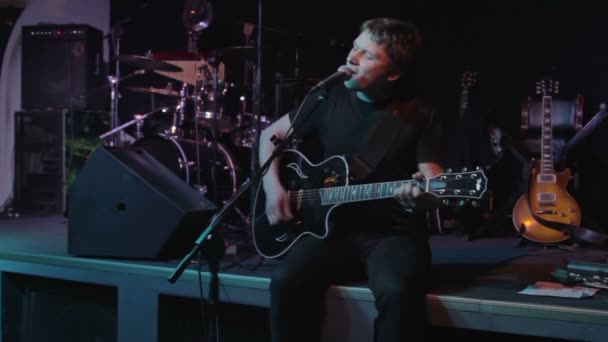 Cantora de rock no palco — Vídeo de Stock