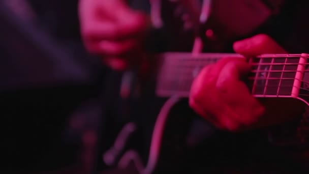 電子アコースティック ギターのクローズ アップ — ストック動画
