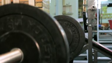 Bir adam bir spor salonunda trenler