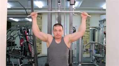 Bir adam bir spor salonunda trenler
