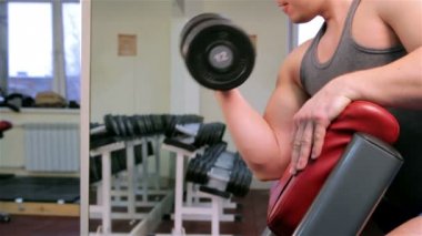 Bir adam bir spor salonunda trenler