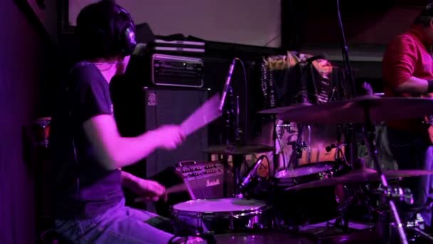 Drummer dengan headphone — Stok Video