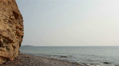 Cliff, sakin deniz, uçan martılar