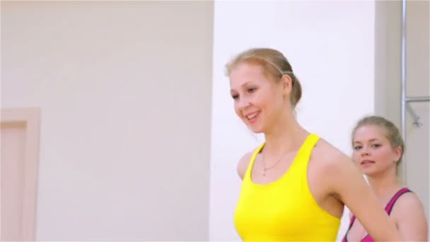 Fitness. Step aerobics closeup — Stock Video