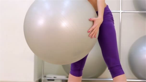 Fitness. Aerobics med fitballs närbild — Stockvideo