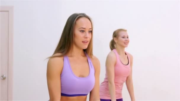 Fitness. Aerobics met halters — Stockvideo