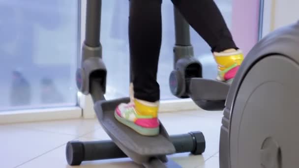 Mujer joven entrenando en un primer plano del gimnasio — Vídeos de Stock