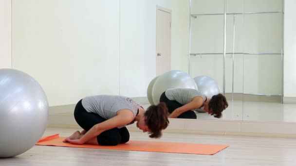 Jonge vrouw die yoga beoefent — Stockvideo