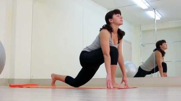 Mladá žena cvičí jógu