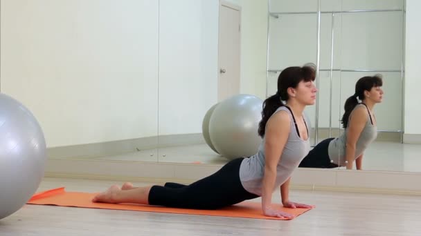 Jonge vrouw die yoga beoefent — Stockvideo