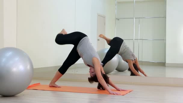 Jeune femme pratiquant le yoga — Video