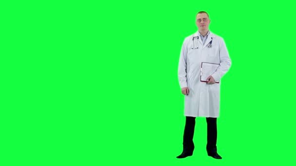 医者は手を2つ指差す。クロマキーの背景 — ストック動画