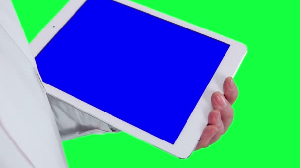 Der Arzt benutzt einen Tablet-Computer in Nahaufnahme. Chroma Key Hintergrund — Stockvideo