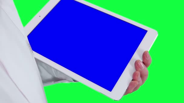 Médico usa um computador tablet closeup. Chroma fundo chave — Vídeo de Stock