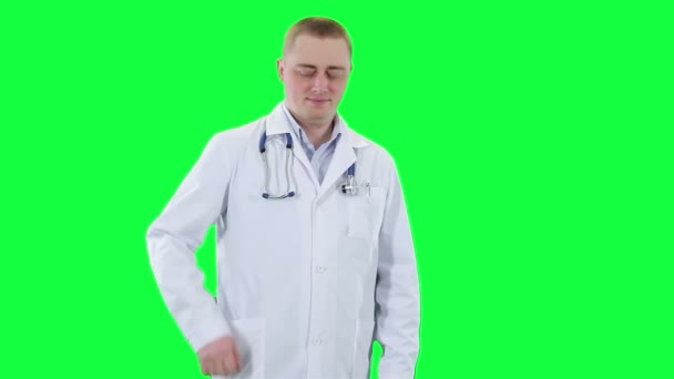 O médico oferece-se para tomar a pílula. Chroma fundo chave — Vídeo de Stock