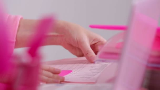 Glamouröses rosa Büro für Frauen — Stockvideo