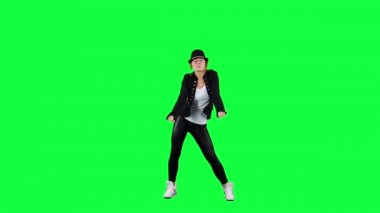 Pop kralı gibi dans şapkalı kız. Chroma anahtar arka plan
