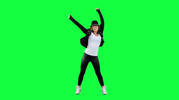 Chica en el sombrero bailando como el rey del pop. Fondo clave de croma — Vídeos de Stock