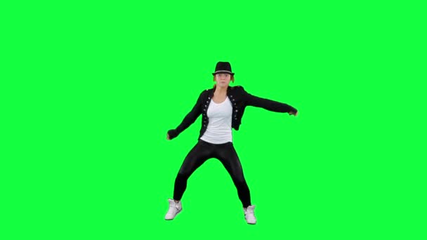 Chica en el sombrero bailando como el rey del pop. Fondo clave de croma — Vídeo de stock