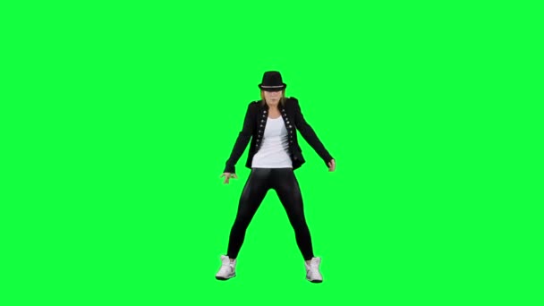 Chica en el sombrero bailando como el rey del pop. Fondo clave de croma — Vídeos de Stock