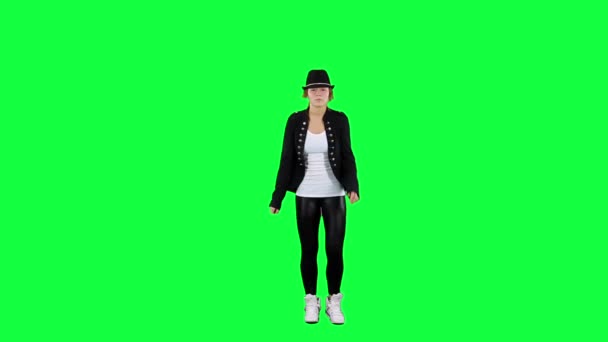 Девушка в шляпе танцует как король поп-музыки. Фон хромы — стоковое видео