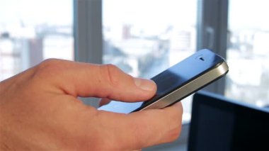 Erkek el telefon kullanır
