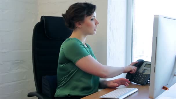 Secretaris op het werk in een kantoor — Stockvideo