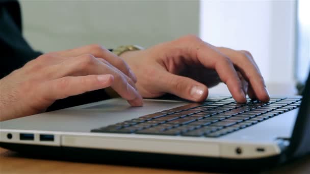 Typen op een laptop close-up — Stockvideo