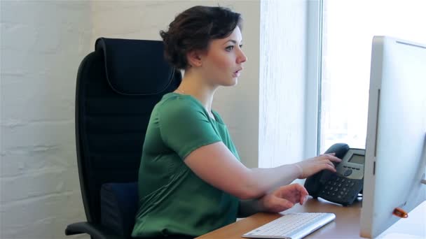 Secretaris op het werk in een kantoor — Stockvideo