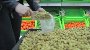 süpermarkette genç kadın