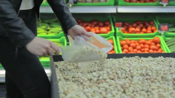 Jonge vrouw in supermarkt — Stockvideo