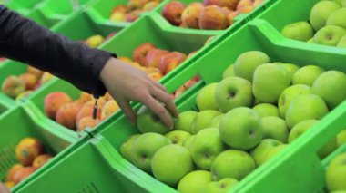 süpermarkette genç kadın