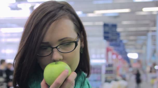 Mujer joven en el supermercado — Vídeo de stock