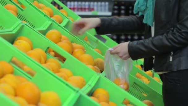 Mujer joven en el supermercado — Vídeo de stock