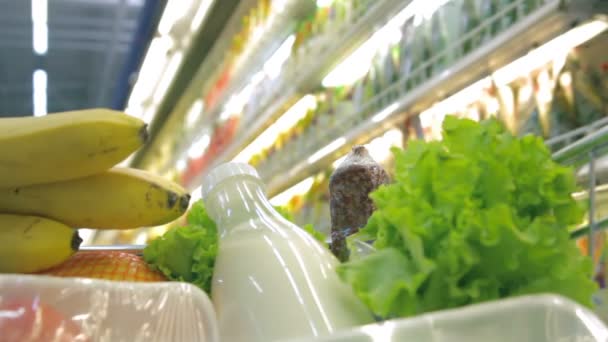 Carro con comida de primer plano — Vídeos de Stock