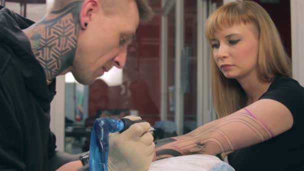 Tatuering på en hand — Stockvideo