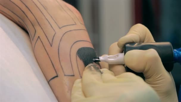 Tatuaje en una mano — Vídeo de stock
