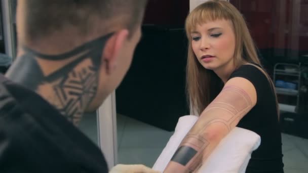 Tatuaje en una mano — Vídeo de stock