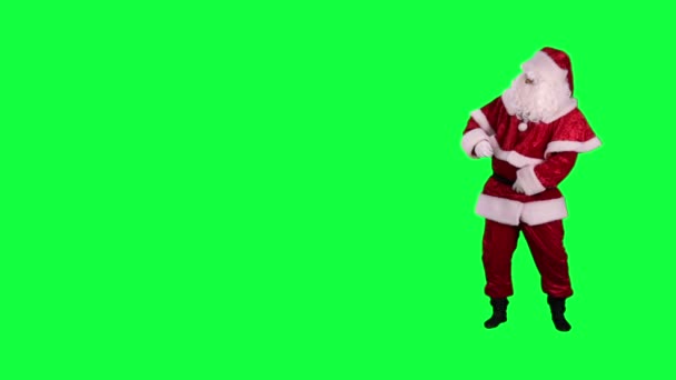 Jultomten ser på något chroma key (grön skärm) — Stockvideo