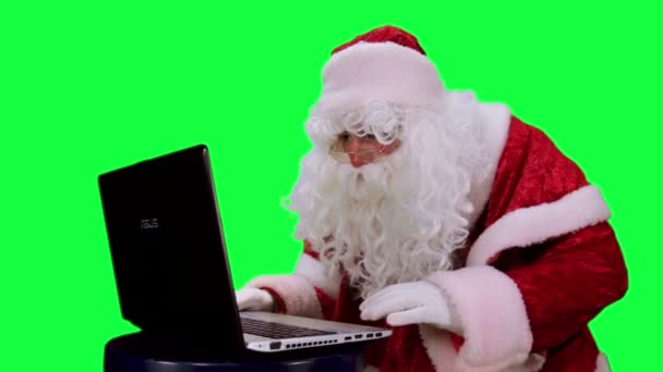 Papai Noel com uma chave croma laptop (tela verde ) — Vídeo de Stock