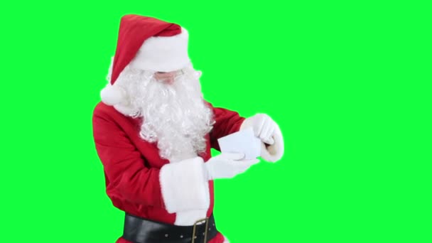 Santa Claus leyendo una tecla croma letra (pantalla verde ) — Vídeos de Stock