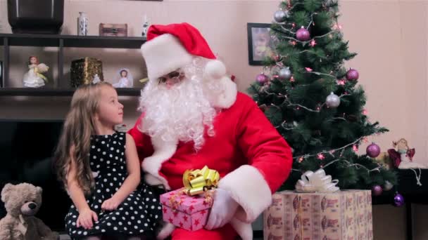 Papai Noel e menina — Vídeo de Stock