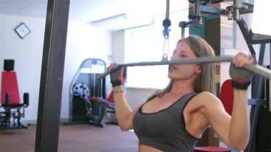 Bodyfitness egzersiz. Eller için atletik eğitmen